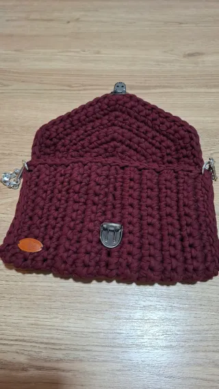 Bolso de mano tejido con cadena plateada
