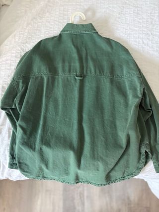 Sobrecamisa Zara verde. Tipo Oversize