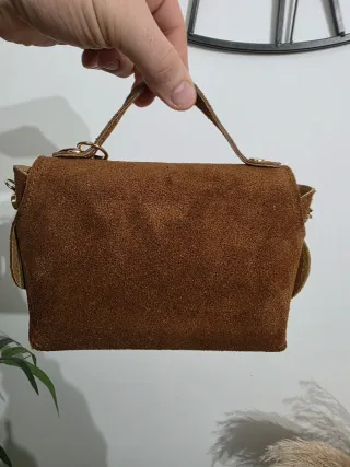 Borsa in camoscio marrone con portachiavi