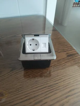 Toma empotrada con enchufe y RJ45