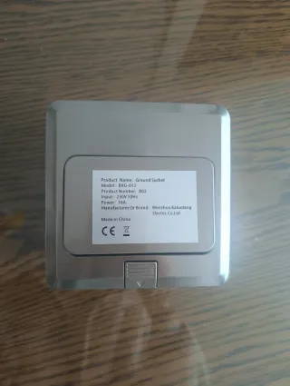 Toma empotrada con enchufe y RJ45