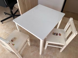 Mesita y 2 sillas de madera infantiles