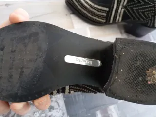 Botines negros con detalles dorados