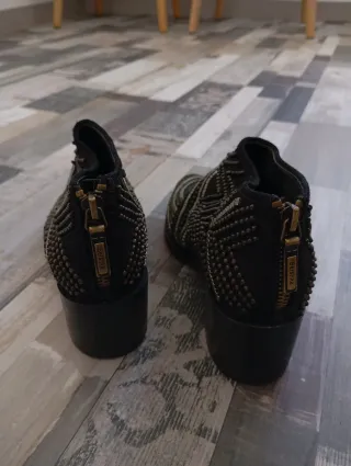 Botines negros con detalles dorados
