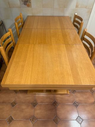 Conjunto mesa extensible de madera con 4 sillas
