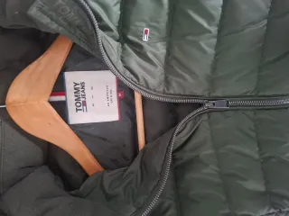 Abrigo plumífero Tommy Jeans verde oliva