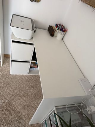 Escritorio blanco de madera