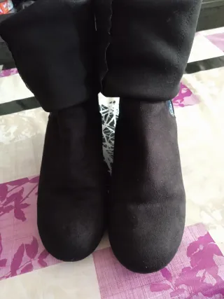 Botas altas negras con estampado