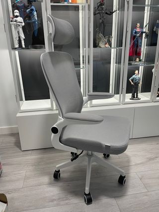Silla de oficina o escritorio ergonómica gris