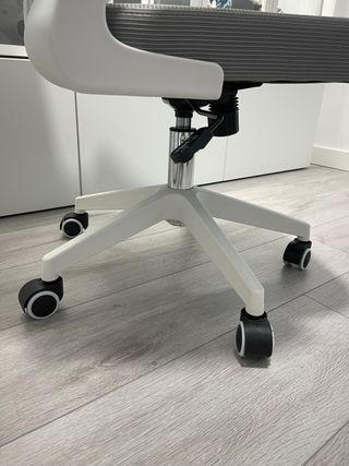 Silla de oficina o escritorio ergonómica gris