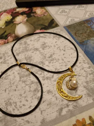 Collana con ciondolo luna e perla