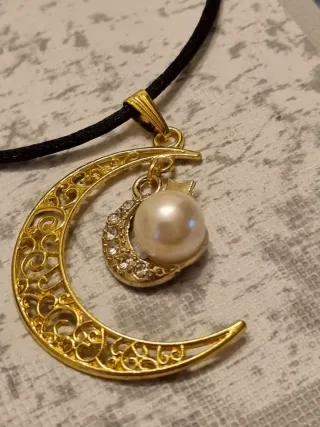 Collana con ciondolo luna e perla