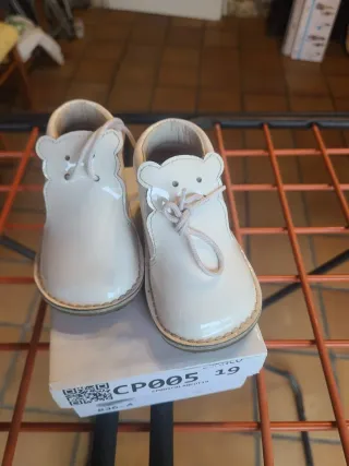 Botitas osito bebé charol. Número 19.