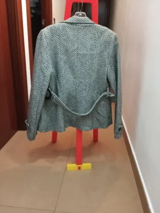 Chaqueta gris y verde