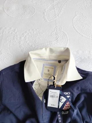 Polo / niki STUDIO manga larga azul. Corte Inglés.