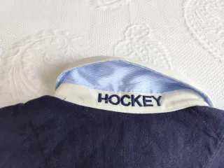 Polo / niki STUDIO manga larga azul. Corte Inglés.