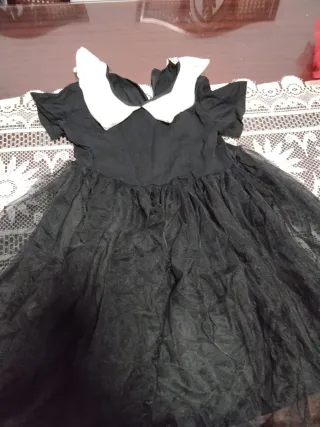 Disfraz Miércoles con cuello blanco