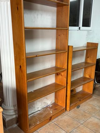 Estantería alta de madera