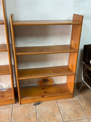 Estantería alta de madera