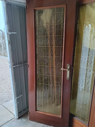 Puertas de madera tono oscuro