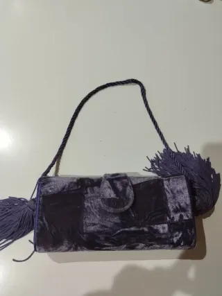 Bolso de terciopelo morado con flecos