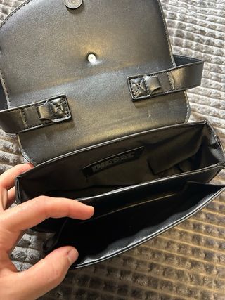 Bolso Diesel negro con logo grande