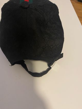 Gorra NY Negra con Rayas Verdes y Rojas