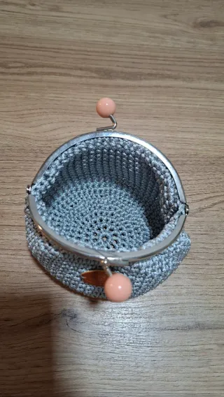 Monedero tejido a mano