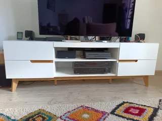 Mueble TV blanco, patas de madera, cajones y balda