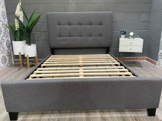 Cama con somier y cabecero.