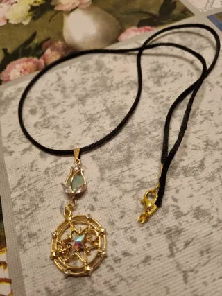 Collana con pendente a forma di rosa e stella