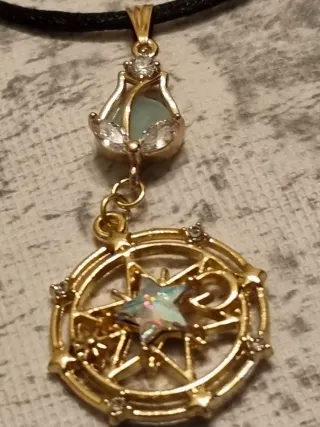 Collana con pendente a forma di rosa e stella