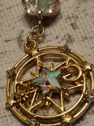 Collana con pendente a forma di rosa e stella