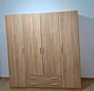 Armadio in legno con cassetti