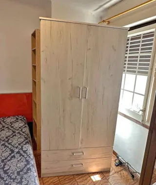 Armadio in legno con cassetti