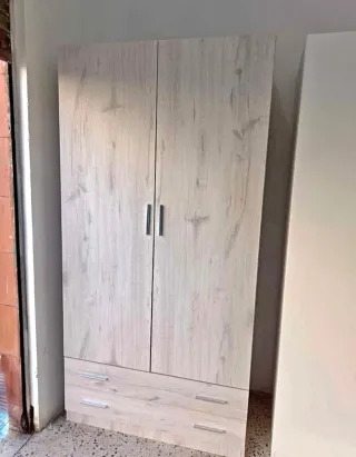 Armadio in legno con cassetti