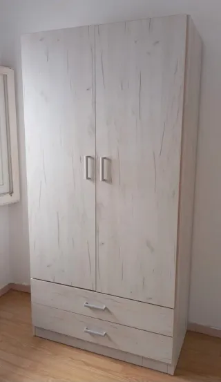 Armadio in legno con cassetti