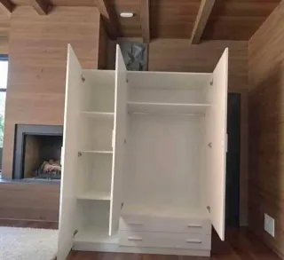 Armadio in legno con cassetti