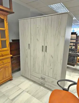 Armadio in legno con cassetti