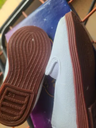 Zapatillas de bebé en tela blancas