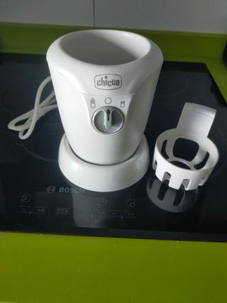 Calienta biberones marca Chicco. Enchufe para coch