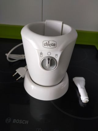 Calienta biberones marca Chicco. Enchufe para coch