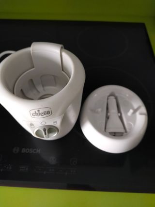 Calienta biberones marca Chicco. Enchufe para coch