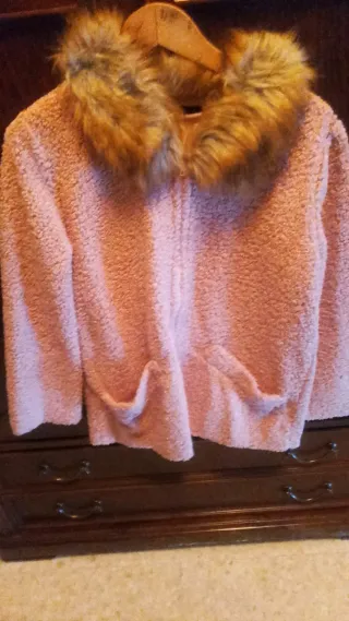 Chaqueta de mujer rosa con capucha