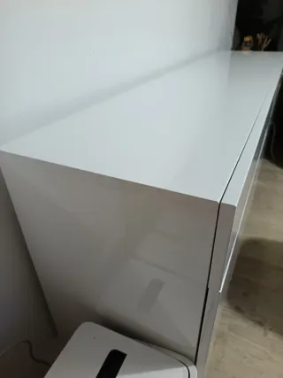 Aparador blanco con patas de madera