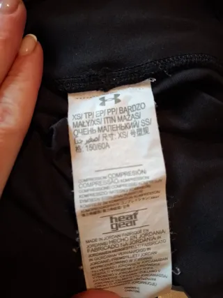 Mallas Under Armour negras y multicolor