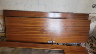 Puerta de madera con cristal y cerco