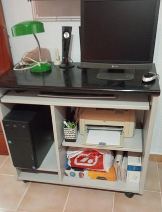 Mesa multimedia con ruedas de madera