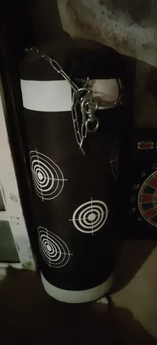 Saco de boxeo negro con dianas