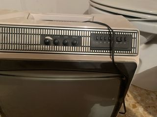 Televisor Vintage Beige y Negro